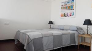 科尼尔-德拉弗龙特拉Alojamiento Rural El Abuelo的房间里的一张床位,上面有两盏灯