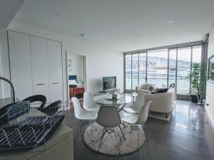悉尼Luxury 3-bed 2-bath, balcony, with pool included, NO PARTIES!的客厅配有桌椅
