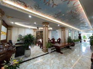 边和Hotel Như ý Biên Hòa的酒店大堂的天花板上种有植物