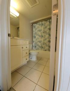 大洋城Sunbeach Condo 900 Wesley Avenue Unit 109的一间带卫生间和水槽的浴室