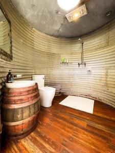 CoodanupLuxury 6 metre Bell Tent & Outdoor Bathroom, WIFI, TV and firepit,的铺有木地板,设有带卫生间和水槽的浴室
