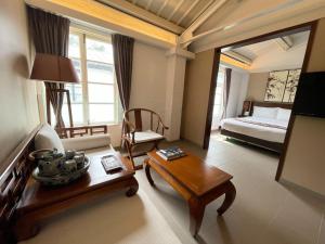 香港文化旅館 - 翠雅山房的客厅设有一张床和一张桌子