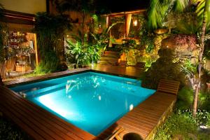 帕拉蒂卡萨特克萨 - 庄园酒店的花园内带长凳的游泳池