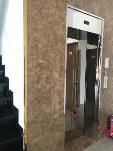 大叻Mỹ Lan hotel的楼梯间的大镜子