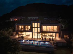 白滨Shingetsuann Shirahama的一座带游泳池的大型房屋