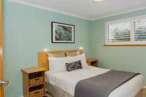 奥尔巴尼奥尔巴尼海港公寓别墅酒店的一间卧室设有一张床和一个窗口