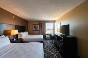 伊丽莎白Crowne Plaza Newark Airport, an IHG Hotel的酒店客房设有两张床和一台平面电视。