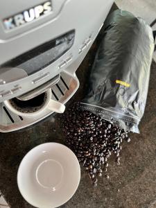 莫阿尔博阿Vailtin Home Point的咖啡豆堆上一袋咖啡