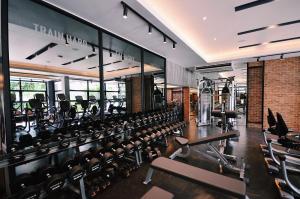 曼谷SC Park Hotel的建筑物内健身房,设有一排健身器材