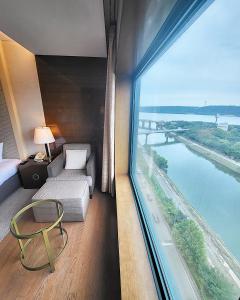 首尔Niagara Hotel的卧室设有河景大窗户