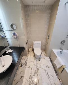 首尔Niagara Hotel的浴室配有白色卫生间和盥洗盆。