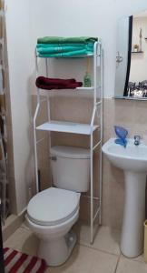 伊察Casa Club Vacacional的浴室配有白色卫生间和盥洗盆。