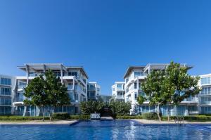 尼拉瓦利Oceanfront Condominiums - Nilaveli的两个公寓楼前的游泳池