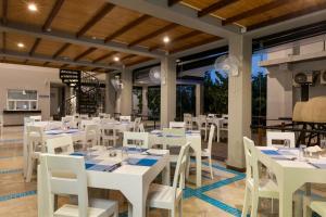 尼拉瓦利Oceanfront Condominiums - Nilaveli的用餐室配有白色的桌子和白色的椅子