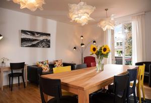 因特拉肯Boutique Villa J87的一间带木桌和椅子的用餐室
