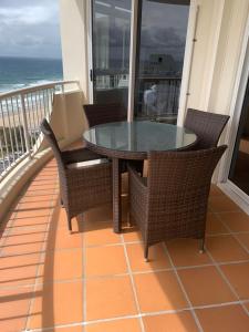 黄金海岸Stunning 2 bedroom Ocean View Apartment的阳台配有桌椅