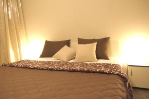 萨帕雷瓦巴尼亚ENIS Hotel с минерален басейн的一张床上有几个枕头的房间