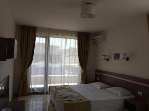 阳光海滩Flower Street provides accommodations with free Wifi, air conditioning的一间卧室设有一张床和一个大窗户
