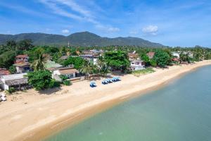 湄南海滩Baanfah Resort Samui的享有海滩的空中景致,设有房屋和海洋