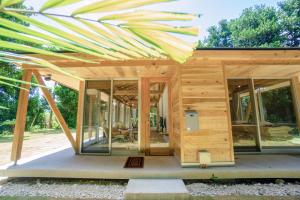 久米岛久米島 SHINMINKA Villa的一座带玻璃墙和屋顶的木屋