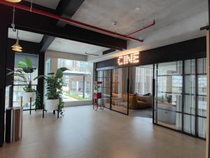 迪拜Lovely 1 Bedroom Apartment in Collective 2.0的配有玻璃门和盆栽植物的办公大厅
