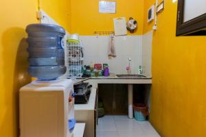 占碑市KoolKost Syariah at Jelutung Jambi的一间带水槽和冰箱的小厨房