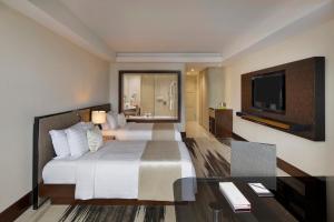 雅加达雅加达美利亚酒店&度假村的酒店客房设有两张床和一台平面电视。