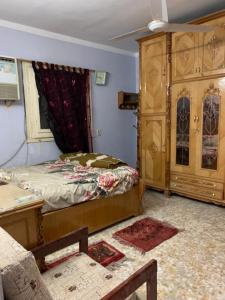 法尤姆Azzam Guest House 1 families only的一间卧室配有一张床和一个梳妆台