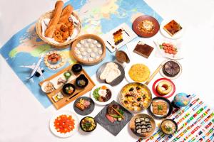 神户神户广场酒店 的一张桌子上面有很多不同类型的食物