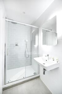伦敦The J Hyde Park的带淋浴和盥洗盆的白色浴室
