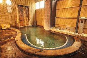 别府野上本馆日式旅馆的大房间有一个大型水池,