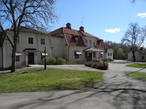 Finnåkers Bruk菲尼克库萨德酒店的街上两面美国国旗的房子