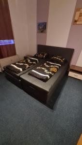 诺德豪森Zimmer的配有两张床的客房内。