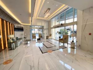 迪拜Dubai Marina - 5 bedroom, resort feel, great Amenities的大厅,带桌椅的建筑