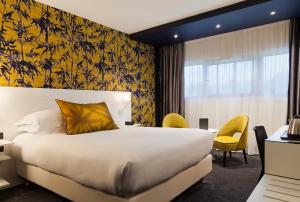 鲁瓦西昂法兰西Hotel Inn Paris CDG Airport - ex Best Western的配有一张床和一张书桌的酒店客房
