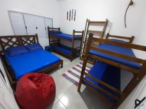 卡拉瓜塔图巴A VER O MAR FLATS的一间房间,设有三张双层床