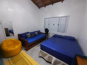 卡拉瓜塔图巴A VER O MAR FLATS的一间卧室配有两张床、一张沙发和镜子