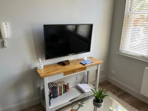 多诺赫3 Argyle Place的桌子上配有平面电视