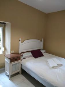 阿罗萨新镇pension mar de rosa的卧室配有白色的床和床头柜