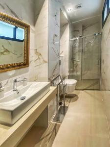 塞维利亚SUITES SAN ESTEBAN 16 Real的一间带水槽和淋浴的浴室