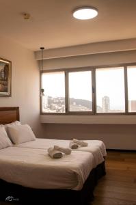 海法Haifa Peak的一间卧室配有一张大床和两条毛巾