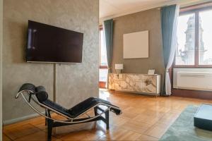 米兰圣塞坡尔克罗大教堂米兰中心公寓的客厅配有椅子和平面电视