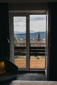 泽勒兹纳·鲁达OREA Hotel Špičák Šumava的客房享有火车美景,设有窗户。