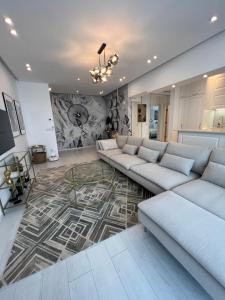 马马亚Sunset Lake Apartments - Mamaia Nord的带沙发和地毯的客厅