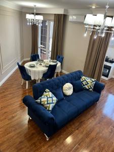 阿拉木图Apartments in the Babylon residential complex的客厅配有蓝色的沙发和桌子