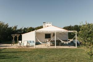 Maria VinagreCasa da Maria • Natural Côte • Aljezur的一座带帐篷的大型白色建筑