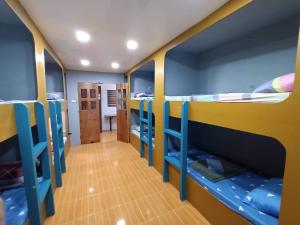 爱妮岛El Nido Home Stay的一间设有蓝色和黄色双层床的客房