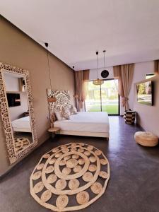 马拉喀什Villa Le Clos de l'Atlas的一间卧室配有一张床和一面大镜子