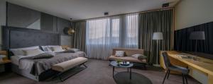 塞扎纳萨菲尔赌场酒店的酒店客房设有一张大床和一张书桌。