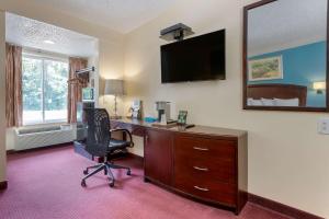新帕尔茨Rodeway Inn & Suites New Paltz- Hudson Valley的办公室配有书桌、椅子和镜子